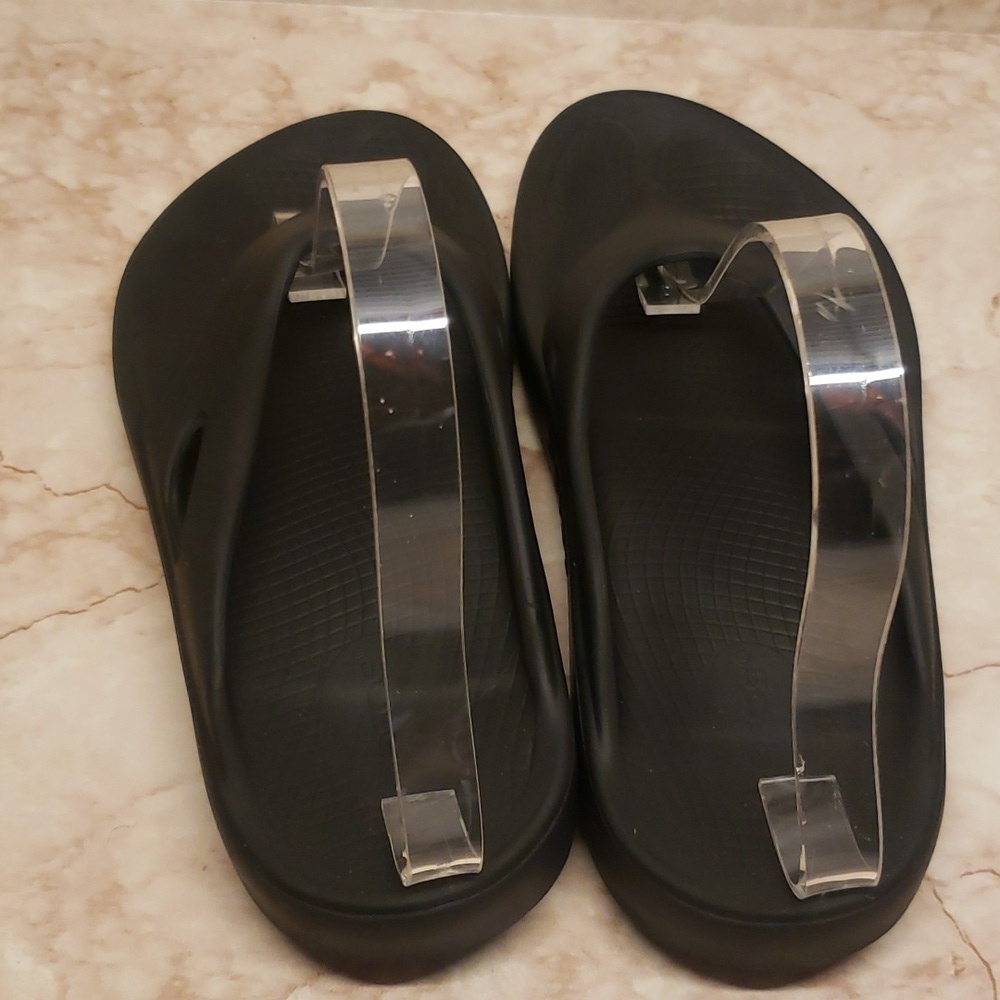 Oofos Black Rubber Toe Hook Unisex Sandals - Picture 3 of 5